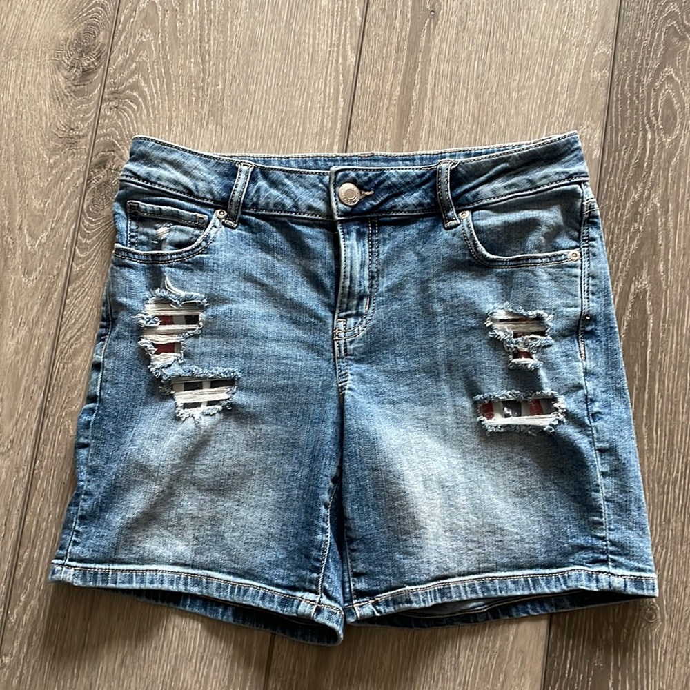 Super cute women’s size 8 Maurice’s Jean Shorts, distressed with Flag